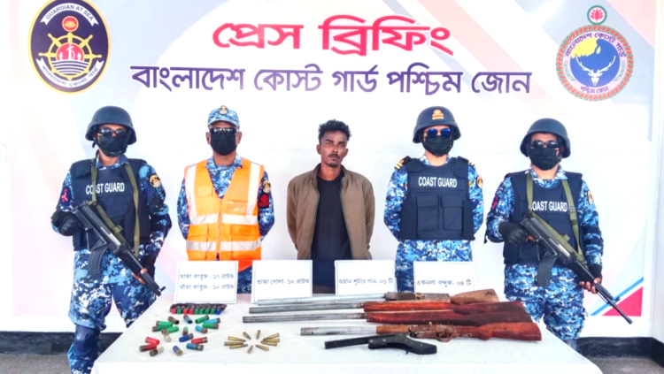কোস্ট গার্ডের অভিযানে সুন্দরবনের ডাকাত বাহিনীর সদস্য অস্ত্রসহ আটক