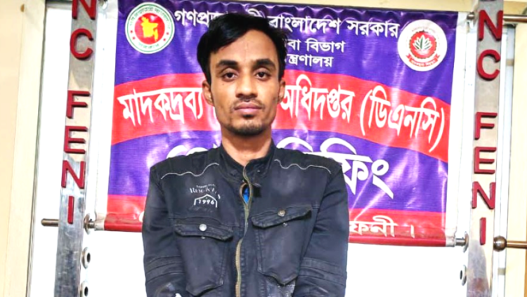 ফেনীতে মাদক বিরোধী অভিযানে অস্ত্রসহ যুবক আটক