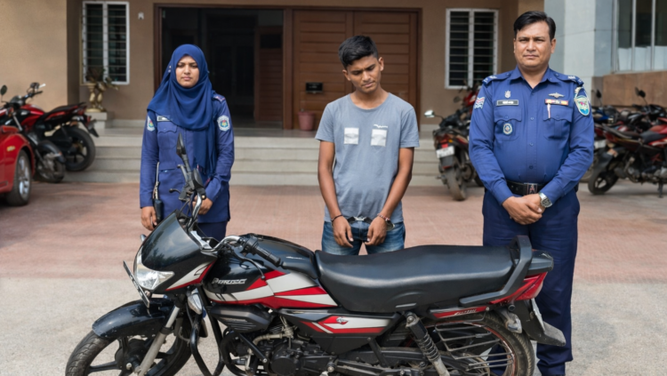 ৯৯৯-এ কল: পত্নীতলায় ইটভাটা থেকে চোর গ্রেফতার