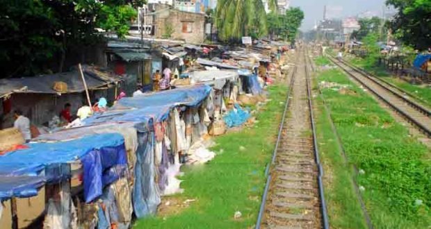 রাজশাহীতে রেললাইনের জায়গা অবৈধ দখলে বাড়ছে দুর্ঘটনার ঝুঁকি