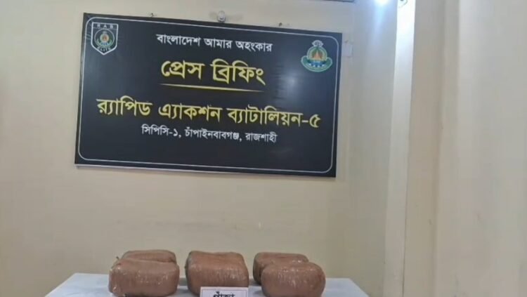 চাঁপাইনবাবগঞ্জে যৌথ বাহিনীর অভিযান: ১৮ কেজি গাঁজাসহ ট্রাক চালক গ্রেফতার