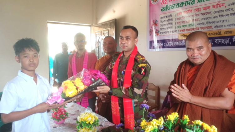 দীঘিনালায় শিক্ষার্থীদের মাঝে শিক্ষা উপকরণ বিতরণ করল বাংলাদেশ সেনাবাহিনী