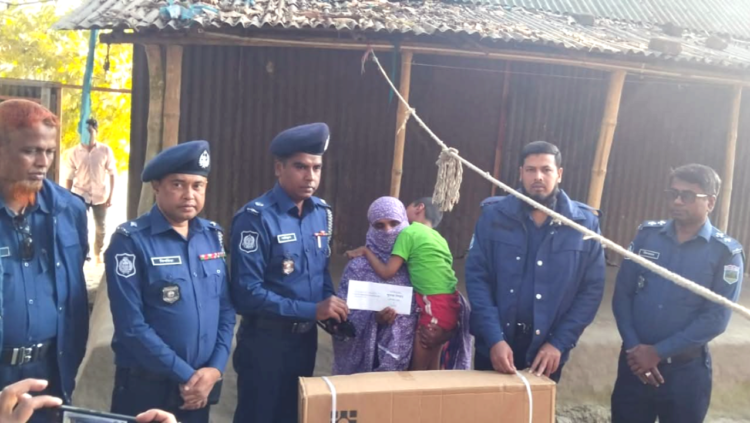 রায়গঞ্জে ১০ বছর বয়সী প্রতিবন্ধী শিশু জিহাদকে হুইল চেয়ার ও নগদ অর্থ দিয়ে সহায়তা পুলিশ সুপার