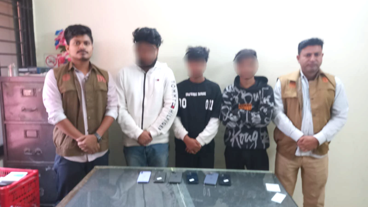 হবিগঞ্জে জেলা গোয়েন্দা পুলিশের অভিযানে ৬টি চোরাই আইফোনসহ ৩ জন আটক