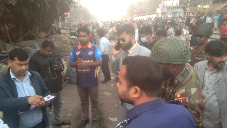 সৈয়দপুর রেললাইনের দুই ধার অবৈধ দখল উচ্ছেদে যৌথবাহিনীর অভিযান