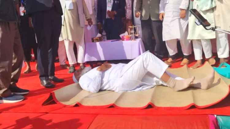 শীতল পাটির স্পর্শে আবেগ—মঞ্চেই বিশ্রাম নিলেন জামায়াত আমির