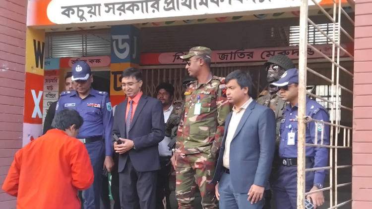 নিরাপত্তার স্বার্থে জেলা প্রশাসক ও যৌথ বাহিনীর ভোট কেন্দ্র পরিদর্শন