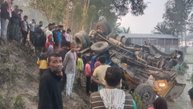 গাইবান্ধা সদরে ট্রাক খাদে, প্রাণহানি ঘটে নি