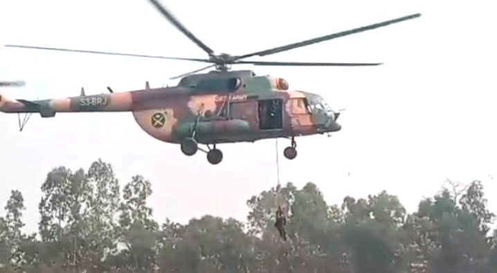 ত্রয়োদশ জাতীয় সংসদ নির্বাচন সামনে রেখে সেনাবাহিনীর হেলিড্রপ মহড়া অনুষ্ঠিত