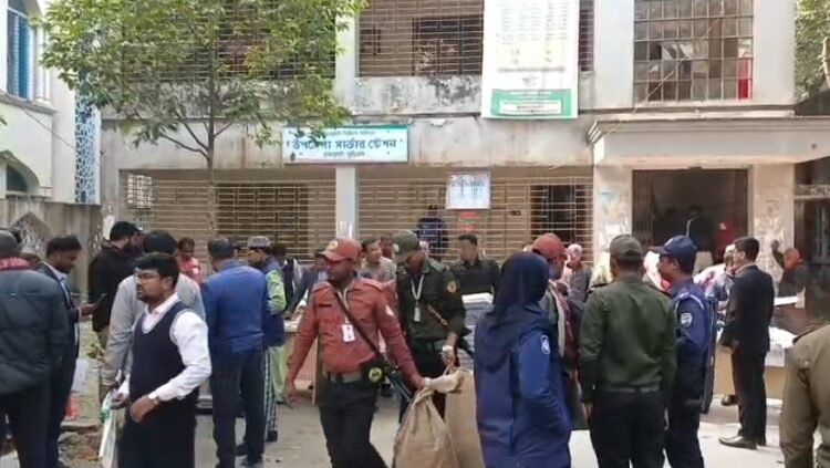 ‎কুড়িগ্রামের রাজারহাটে নির্বাচনী সরঞ্জাম পৌঁছাতে শুরু করেছে, নিরাপত্তায় কঠোর প্রশাসন