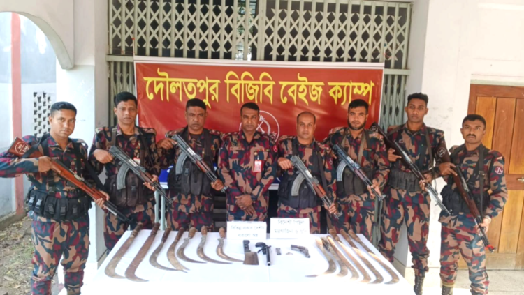 দৌলতপুরে বিজিবির অভিযানে অস্ত্র ও গুলি উদ্ধার