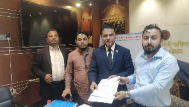 সুষ্ঠ নির্বাচন নিশ্চিতে করতে রিটার্নিং কর্মকর্তাকে স্বারক লিপি প্রদান