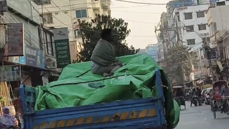 ডি- ৮ পয়েন্টে ওএমএসের পন্য কালোবাজারির উদ্দেশ্যে যাওয়ার সময় হাতেনাতে ধরা