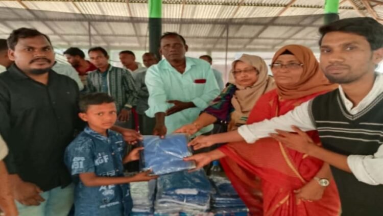শিক্ষার্থীর মাঝে নতূন পোশাক বিতরণ