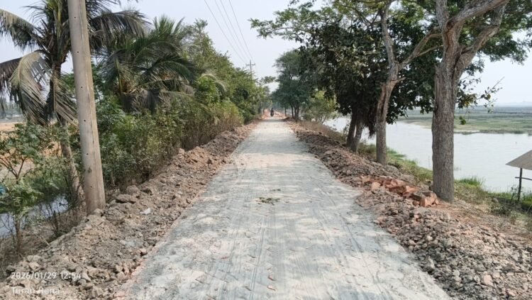 বটিয়াঘাটার ভগবতীপুর ওয়াপদা রাস্তায় ইট সোলিং কাজে অনিয়মের অভিযোগ