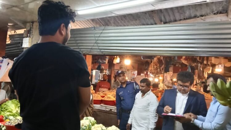 রমজান উপলক্ষে হাটহাজারী কাঁচাবাজারে মোবাইল কোর্ট