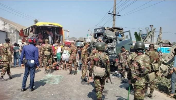 ফুলপুরে যাত্রীবাহী বাস-সেনাবাহিনীর গাড়ি সংঘর্ষে নিহত ২, আহত ১০