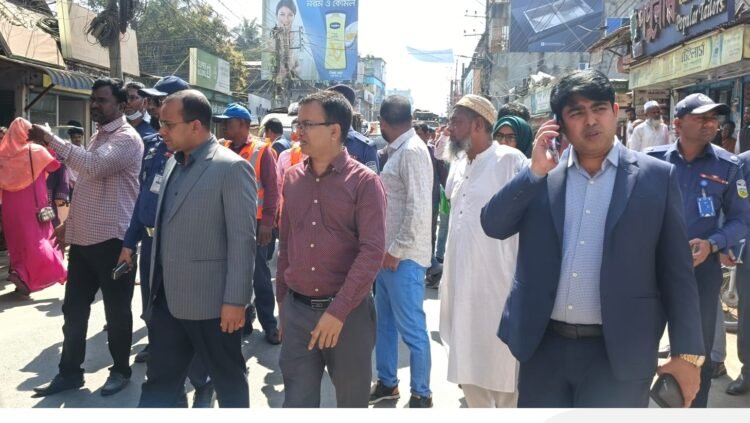 নেত্রকোণা শহরের ফুটপাত দখলমুক্ত উচ্ছেদ অভিযান জেলা প্রশাসন ও পৌরসভার