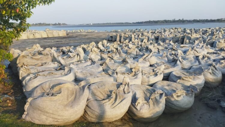 খুলনার বটিয়াঘাটায় জিও ব্যাগের জেনারেটর রহস্যজনক উধাও