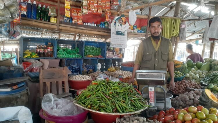নওগাঁয় রমজানের শুরুতেই নিত্যপণ্যের মুল্যবৃদ্ধিতে ভোক্তাদের নাভিশ্বাস