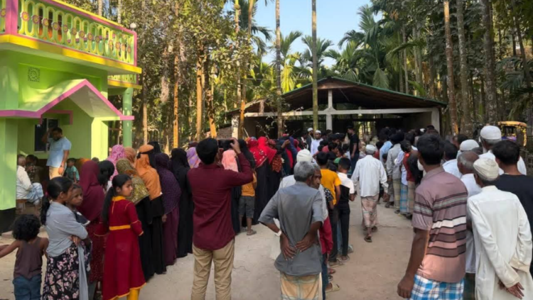 উখিয়ায় ফাউন্ডেশনের উদ্যোগে ইফতার সামগ্রী বিতরণ