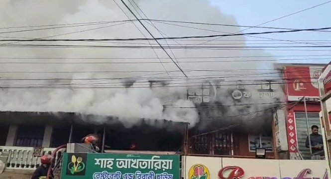 কোটবাজারে ক্যাবল নেটওয়ার্ক অফিসে ভয়াবহ অগ্নিকাণ্ড