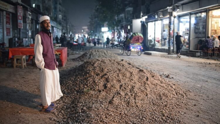 উত্তরা ১৬ নং রাস্তা: তিন বছরেও অমীমাংসিত, জনজীবন বিঘ্নিত