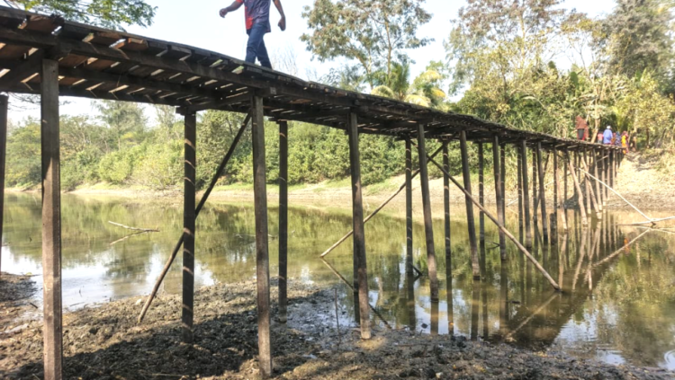 ঝুঁকিপূর্ণ কাঠের পোলের কারণে চরম দুর্ভোগে এলাকাবাসী, দ্রুত ব্রিজ নির্মাণের জোর দাবি