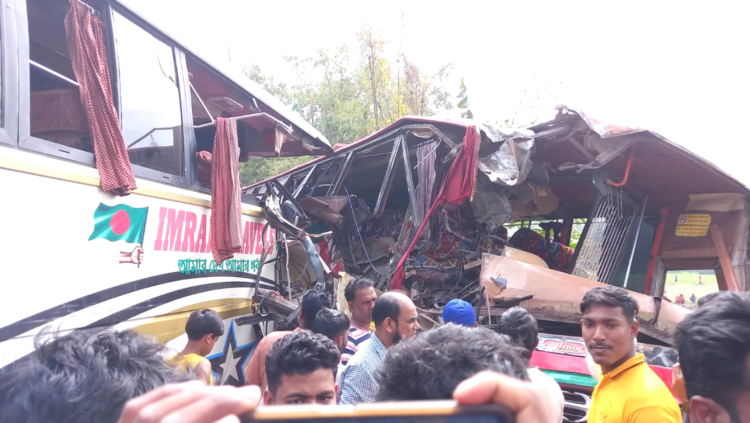 মাদারীপুরে দুই যাত্রীবাহী বাসের মুখোমুখি সংঘর্ষে নিহত ৩