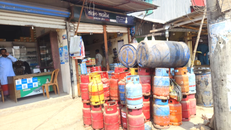 আমতলীতে গ্যাসের জন্য হাহাকার ৭টি কোম্পানির গ্যাস সরবরাহ বন্ধ