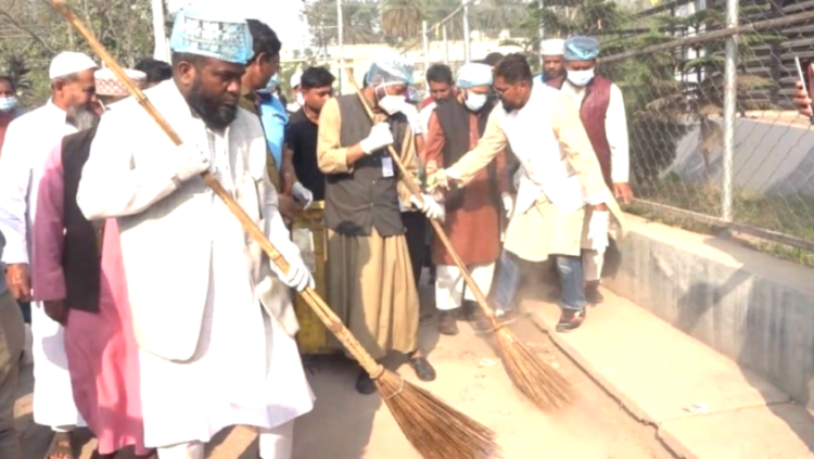 কুষ্টিয়ায় হাসপাতাল পরিষ্কার-পরিচ্ছন্নতা কাজে এমপি আমির হামজা