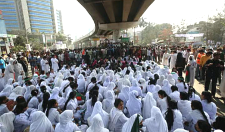 ২৪ ঘণ্টার ‘আল্টিমেটাম’ দিয়ে সাতরাস্তা মোড় ছাড়লেন কারিগরির শিক্ষার্থীরা