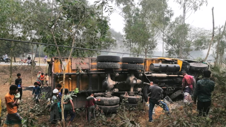বড়পুকুরিয়া তাপ বিদ্যুৎ কেন্দ্র–এর ৩৩ কেভি লাইনে ট্রাকের ধাক্কা, পার্বতীপুরে বিদ্যুৎ বিচ্ছিন্ন