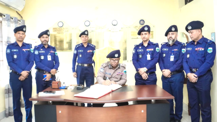 রাজশাহী জেলা পুলিশের রিজার্ভ অফিস পরিদর্শন করলেন ডিআইজি মোহাম্মদ শাহজাহান