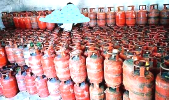 দাম কমলেও ভোক্তারা বঞ্চিত নওগাঁয় এলপিজি গ্যাস বাড়তি দামে বিক্রি উদাসীন ভোক্তা অধিকার সংরক্ষণ অধিদপ্তর 