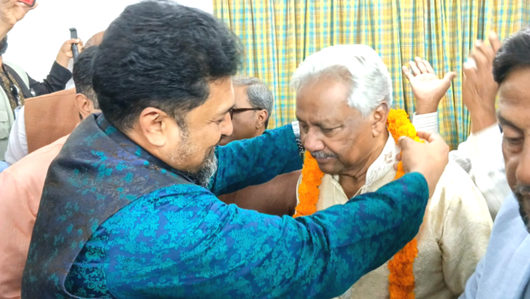 ড. এম ওসমান ফারুক’কে ফুলেল তোড়া দিয়ে বরণ