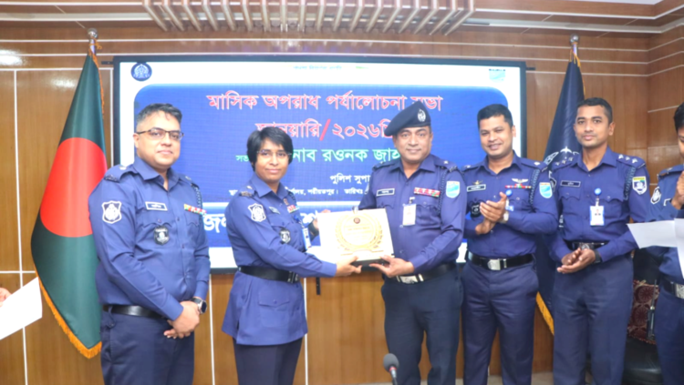 জাতীয় সংসদ নির্বাচন সফলভাবে সম্পন্ন করায় ওসি সালেহ আহমদকে পুলিশ সুপারের প্রশংসাপত্র প্রদান