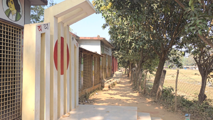 নওগাঁয় প্রাথমিকের পাশে উচ্চ বিদ্যালয়ের পুকুর খনন ঝুঁকির মুখে শিশু শিক্ষার্থী