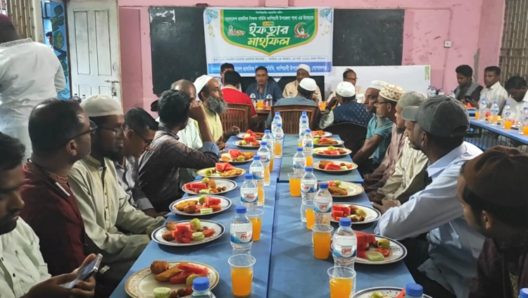 কাশিয়ানীতে প্রাথমিক সহকারি শিক্ষক সমিতির ইফতার ও দোয়া মাহফিল অনুষ্ঠিত