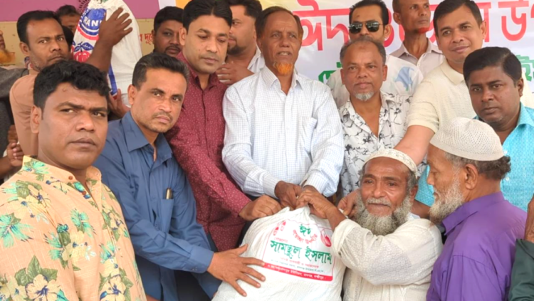 রামগঞ্জ উপজেলার বিএনপি নেতা জনাব, শামসুল ইসলামের ঈদ সামগ্রী বিতরণ