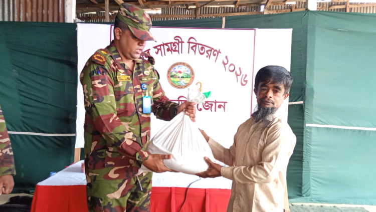 তপ্ত দুপুরে স্বস্তির পরশ: পানছড়িতে ইফতার সামগ্রী দিল সেনাবাহিনী