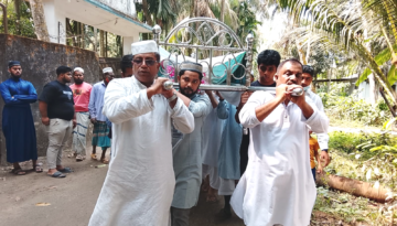 ছেলের কাঁধে রত্নগর্ভা মমতাময়ী এক মায়ের লাশ!