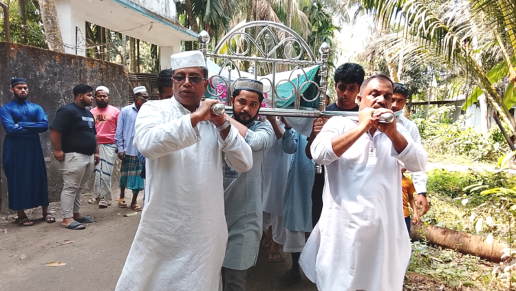 ছেলের কাঁধে রত্নগর্ভা মমতাময়ী এক মায়ের লাশ!