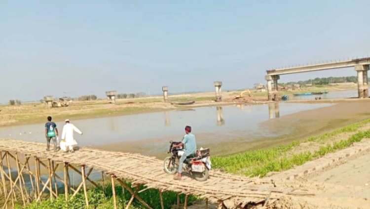 মধ্যনগরে নদী পারাপারে বাঁশের চাটাই ভরসা সেতুর কাজ বন্ধ