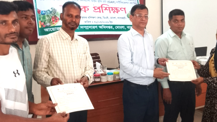 মোংলা উপজেলায় কৃষক-কৃষাণীদের প্রশিক্ষণ ও কৃষি সরঞ্জাম বিতরণ