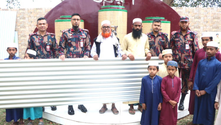 পানছড়ি ব্যাটালিয়ন ও লোগাং জোনের উদ্যোগে ঈদ সামগ্রী ও আর্থিক অনুদান বিতরণ