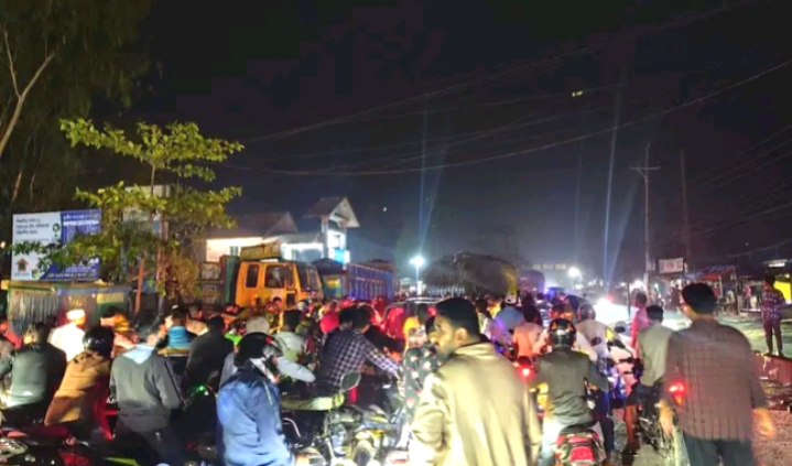 ‎শেরপুরে তেল সংকট: মমিনবাগ পাম্পে শত শত মোটরসাইকেলের লাইন, কাগজ না থাকলে জরিমানা