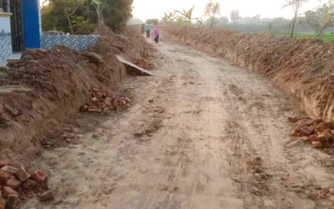 আত্রাই নদীর দক্ষিণ পাড়ের সড়কের সংস্কার কাজ শুরু, স্বস্তি ফিরছে এলাকাবাসীর