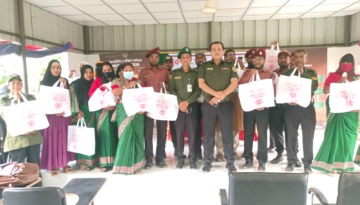 আনসার ভিডিপি দলনেতা, দলনেত্রী ও বিভিন্ন পর্যায়ের কমান্ডারগন ঈদ উপহার সামগ্রী গ্রহন করেছেন