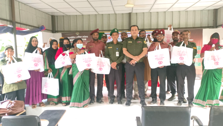 আনসার ভিডিপি দলনেতা, দলনেত্রী ও বিভিন্ন পর্যায়ের কমান্ডারগন ঈদ উপহার সামগ্রী গ্রহন করেছেন